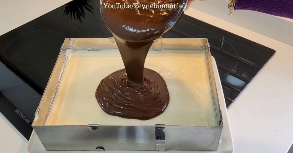 çikolata soslu bisküvi pastası